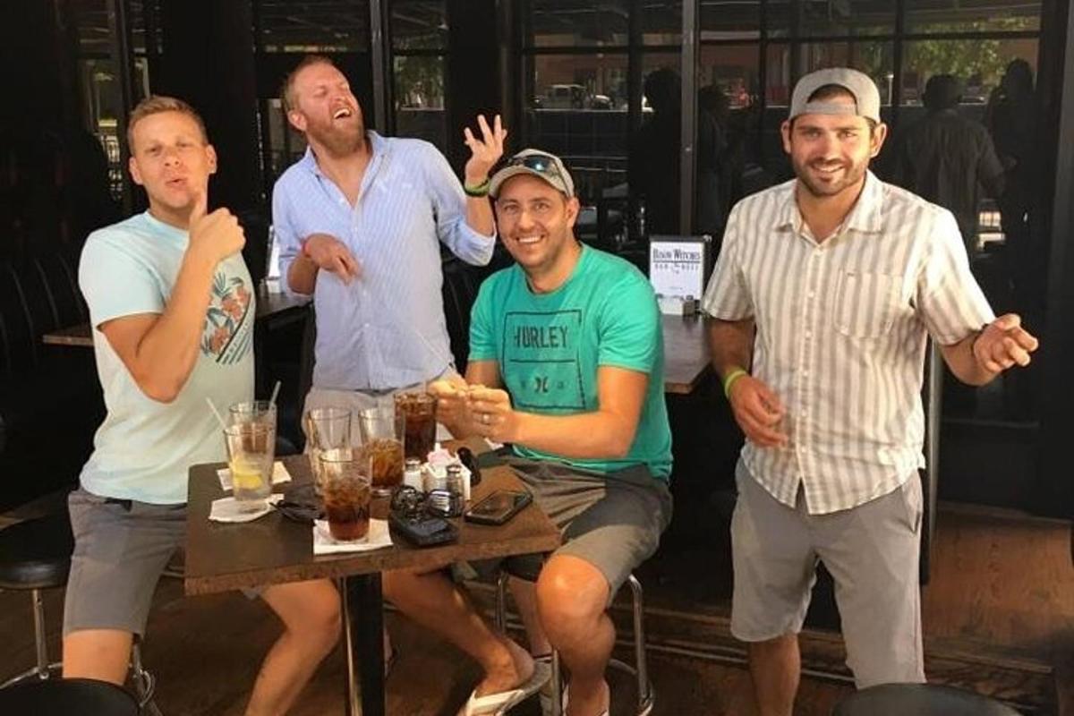 bir masanın etrafında oturan bir grup adam