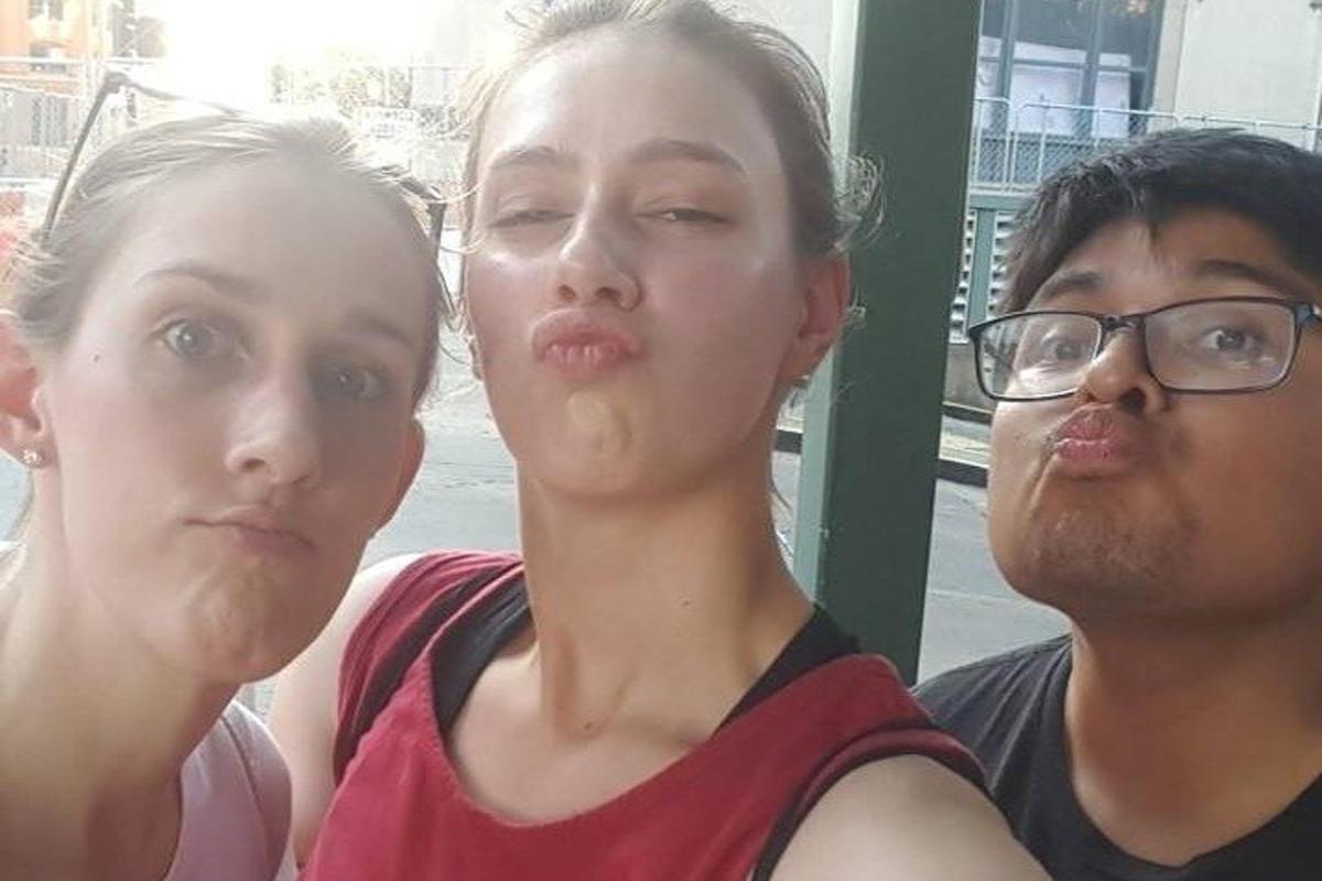 iki kadın ve bir erkek fotoğraf çektiriyor