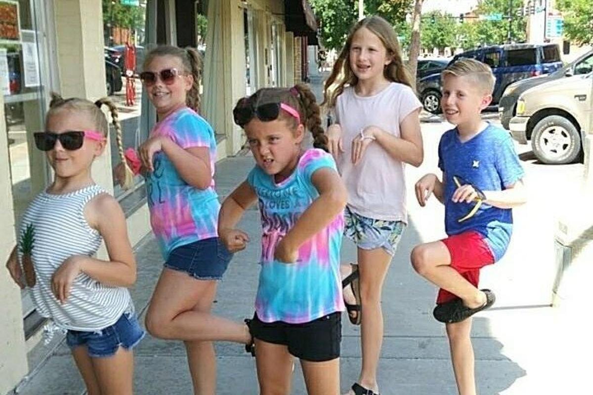 kaldırımda duran bir grup genç çocuk