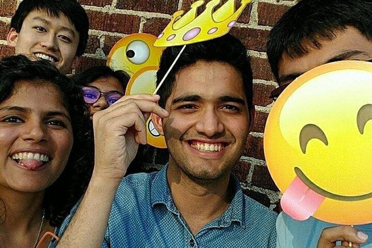 sekumpulan orang bergambar dengan wajah tersenyum