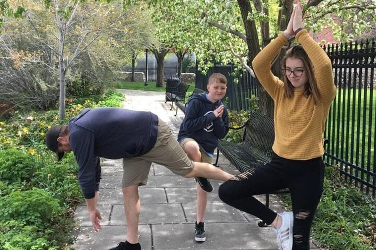 mees ja naine treenivad pingil