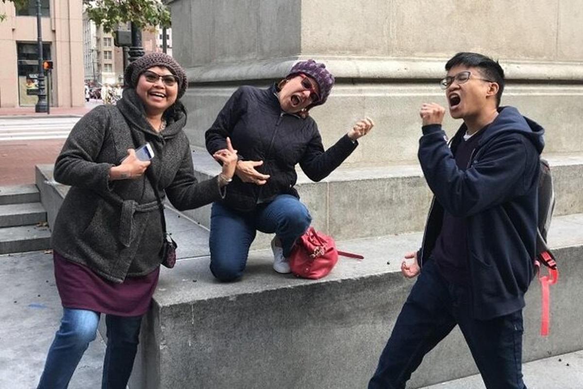 三个人站在窗台上