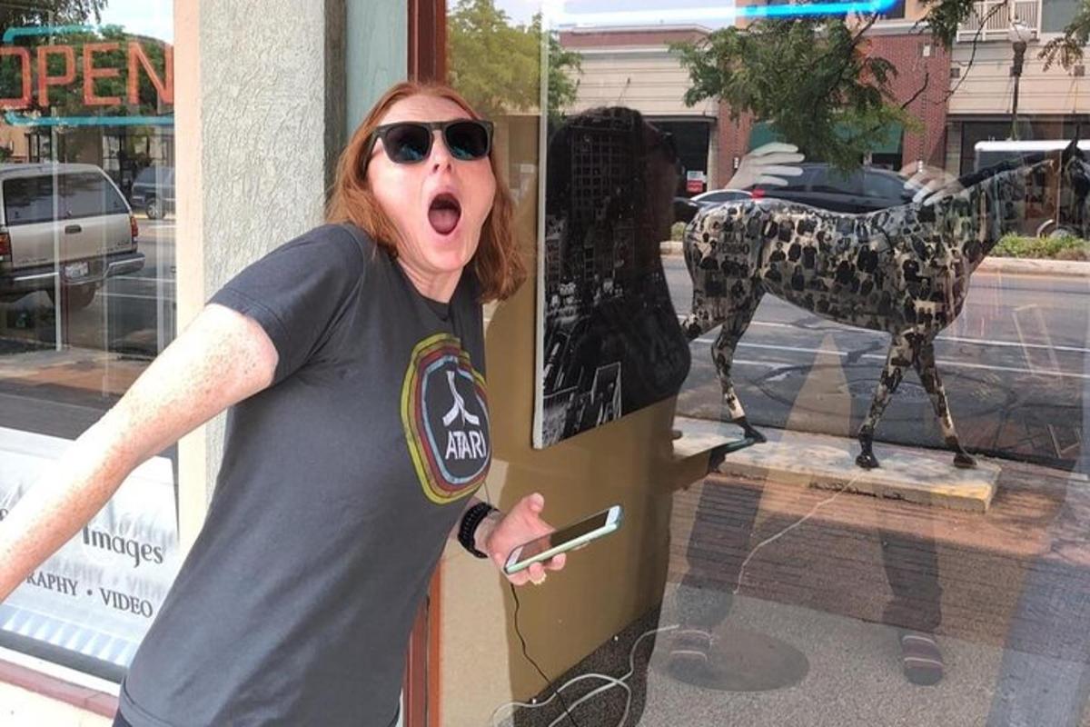 žena stojící před oknem s otevřenými ústy