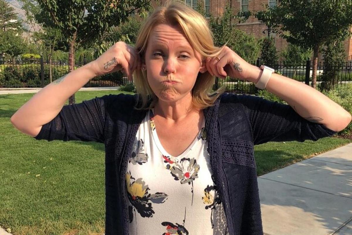 žena s rukama na hlavě