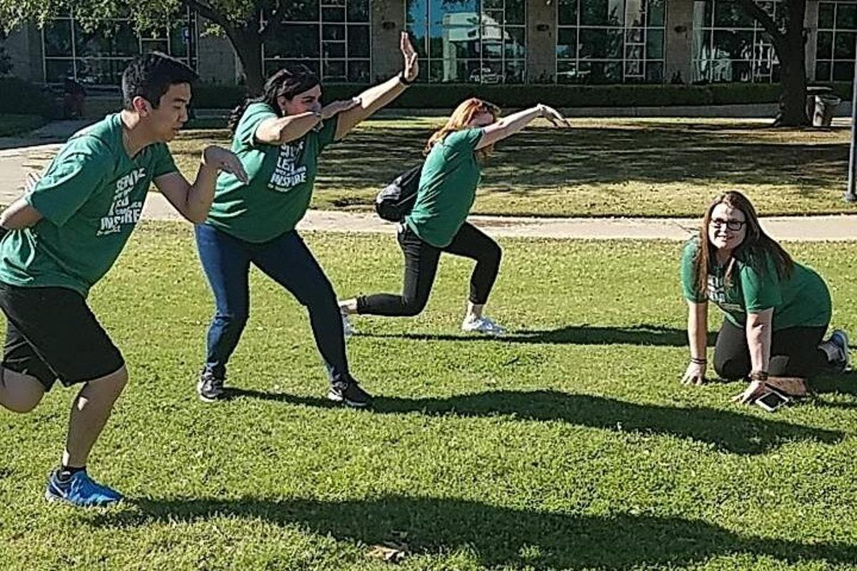 Skupina lidí hrajících frisbee v parku