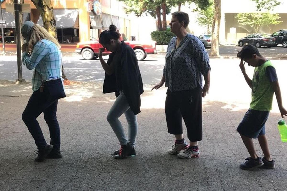 un grup de oameni care stau pe o stradă
