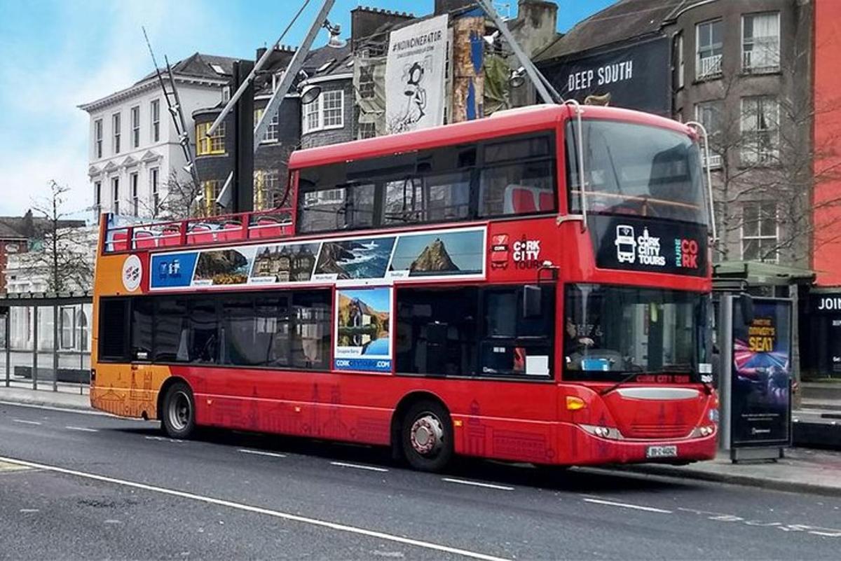 červený dvoupatrový autobus na městské ulici