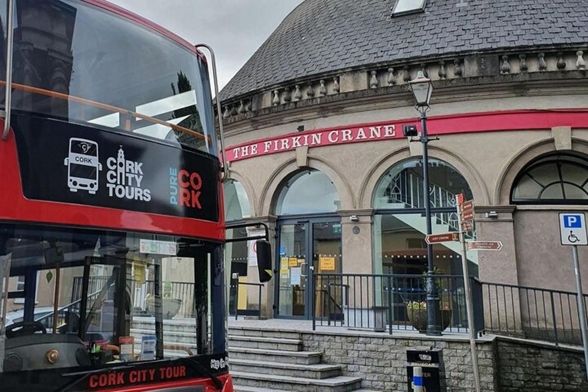 dvoupatrový autobus zaparkovaný před budovou