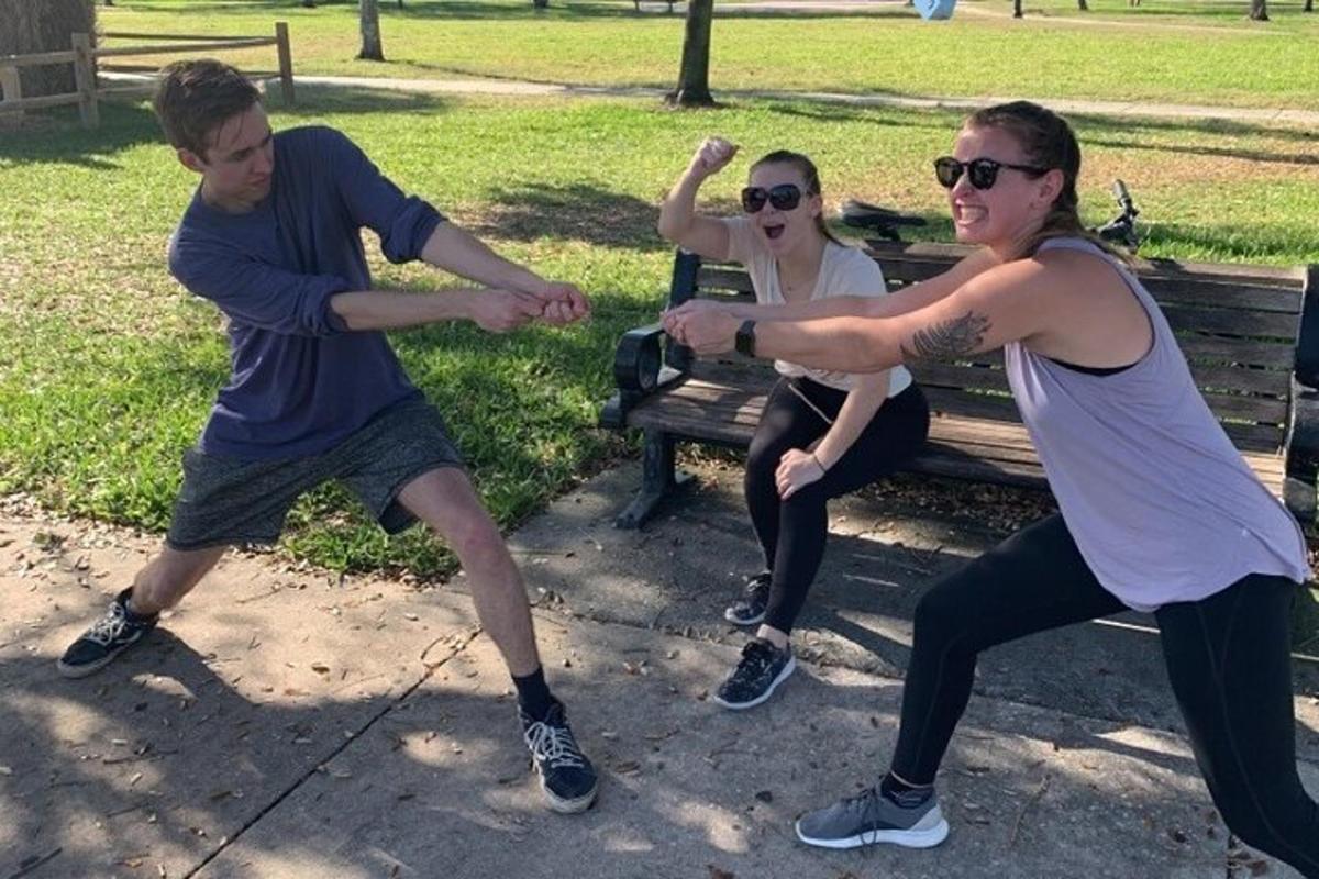 un grupo de personas sentadas en un banco del parque