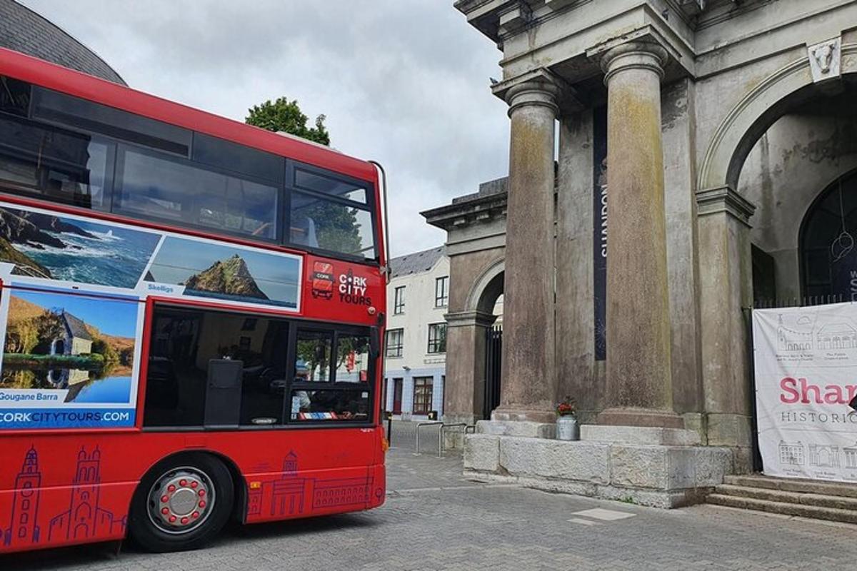 červený dvoupatrový autobus zaparkovaný vedle budovy
