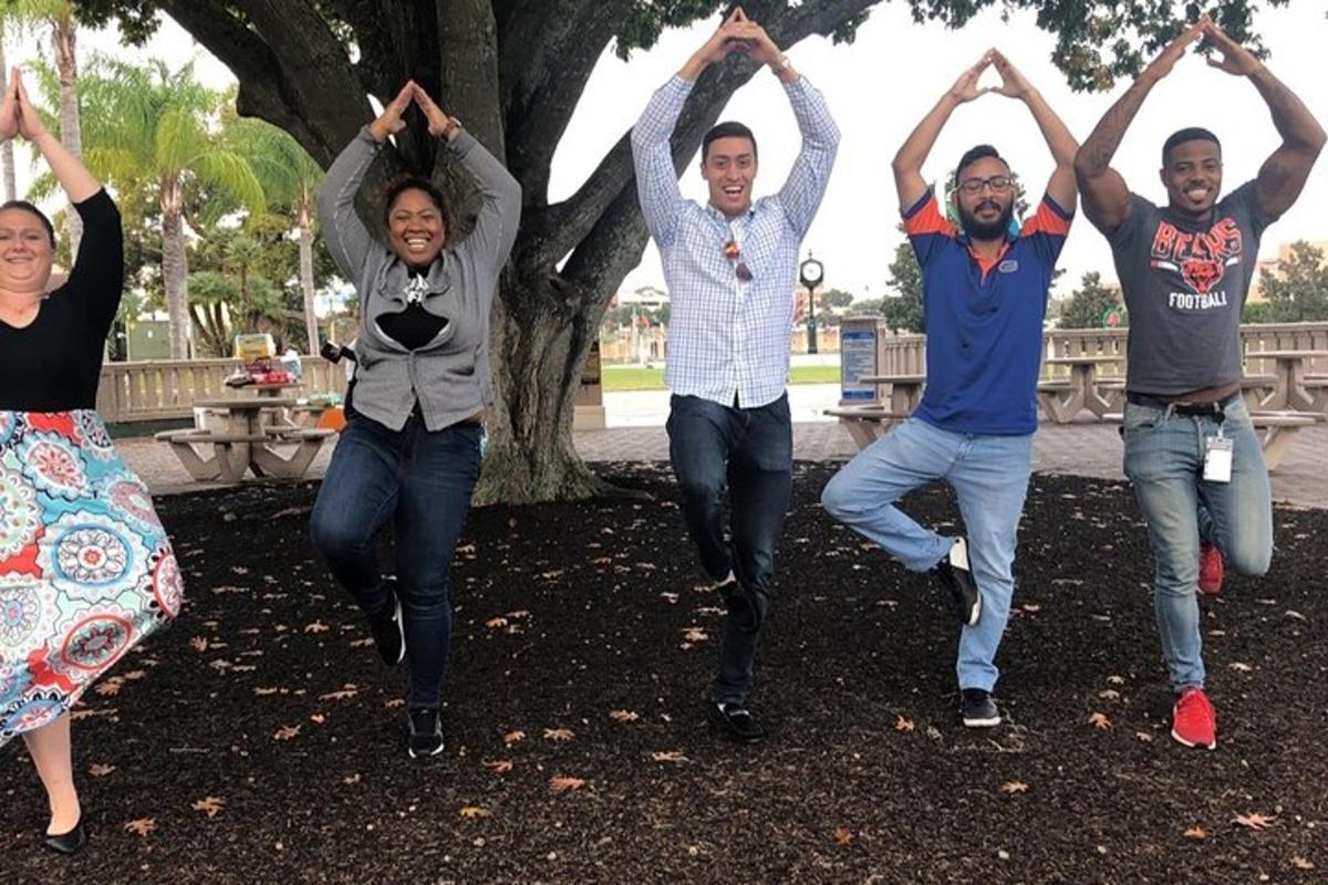 um grupo de pessoas pulando em um parque