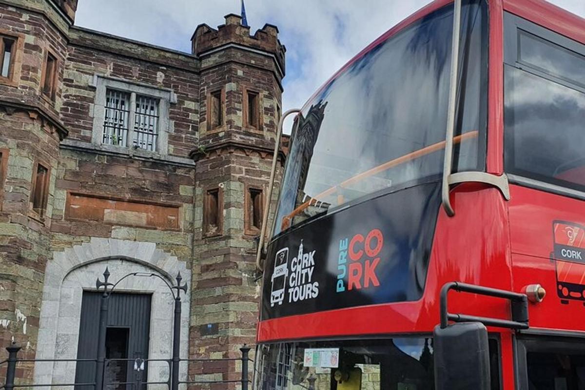 červený dvoupatrový autobus zaparkovaný před budovou