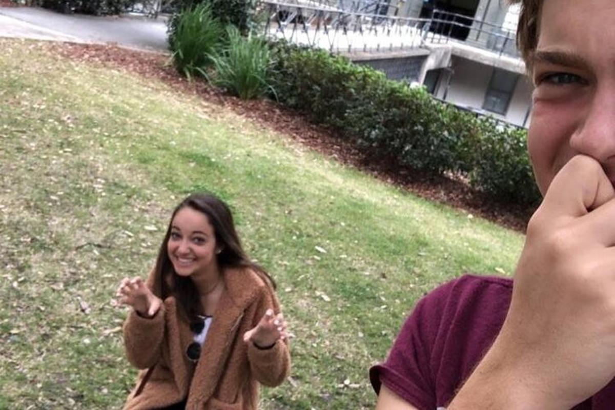 un uomo e una donna che parlano al cellulare