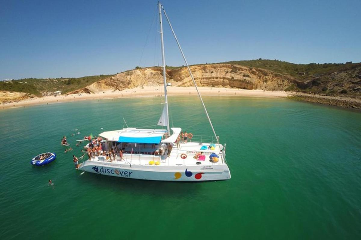 un barco en el agua junto a una playa
