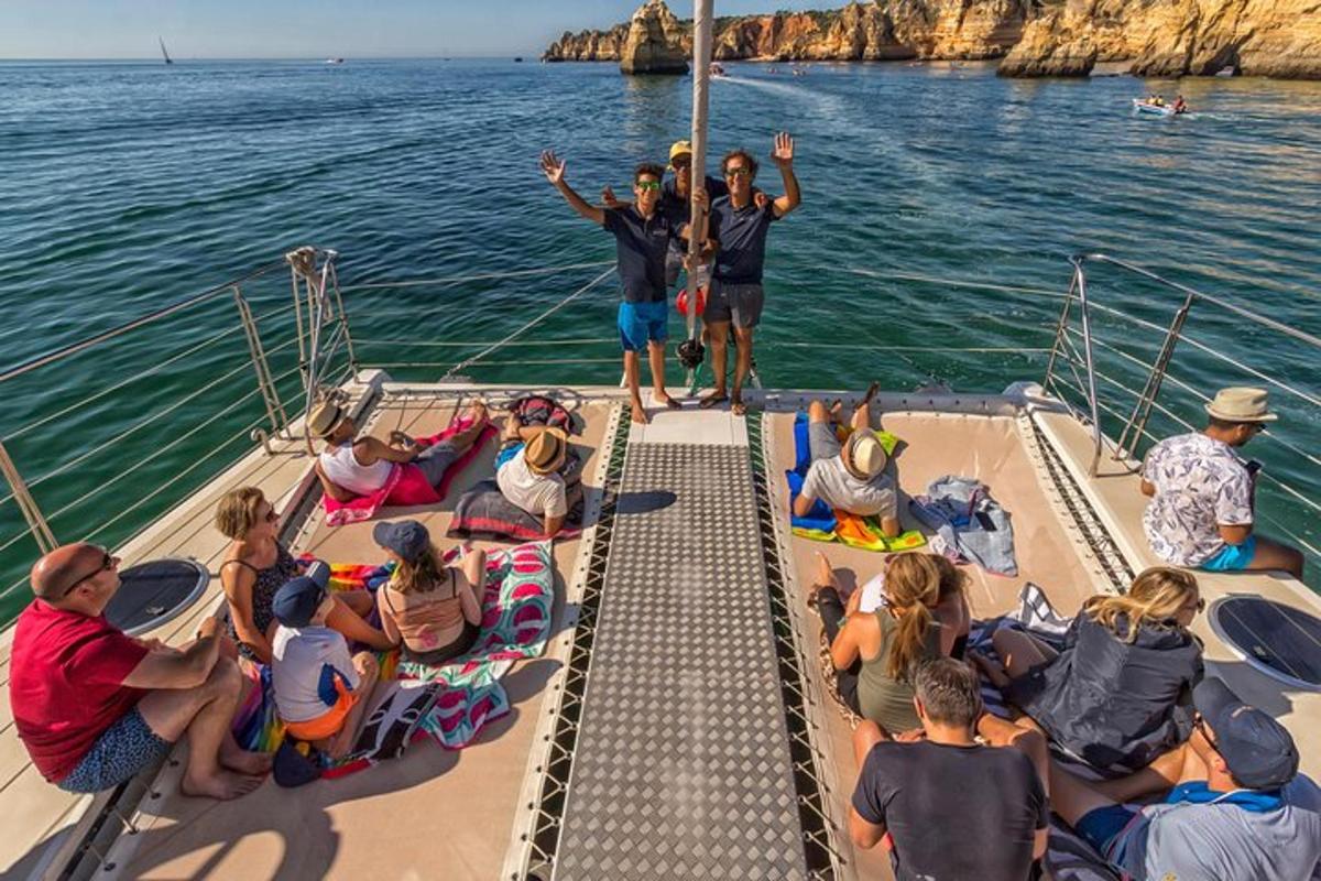 un grupo de personas sentadas en la cubierta de un barco
