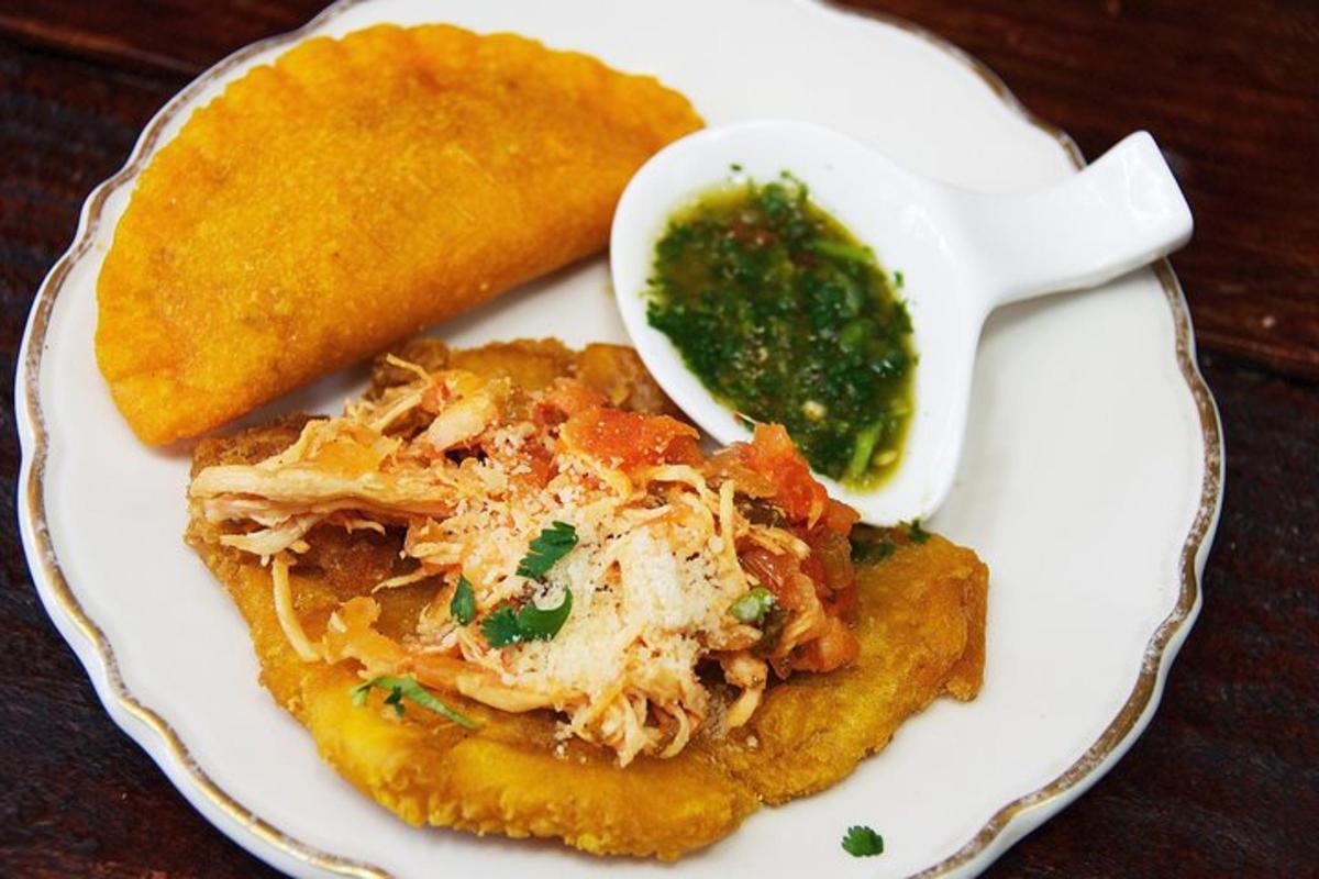 un plat blanc amb menjar a la taula
