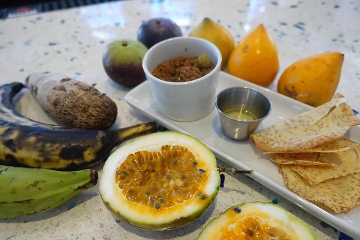 una taula amb un plat de menjar amb fruita i fruits secs