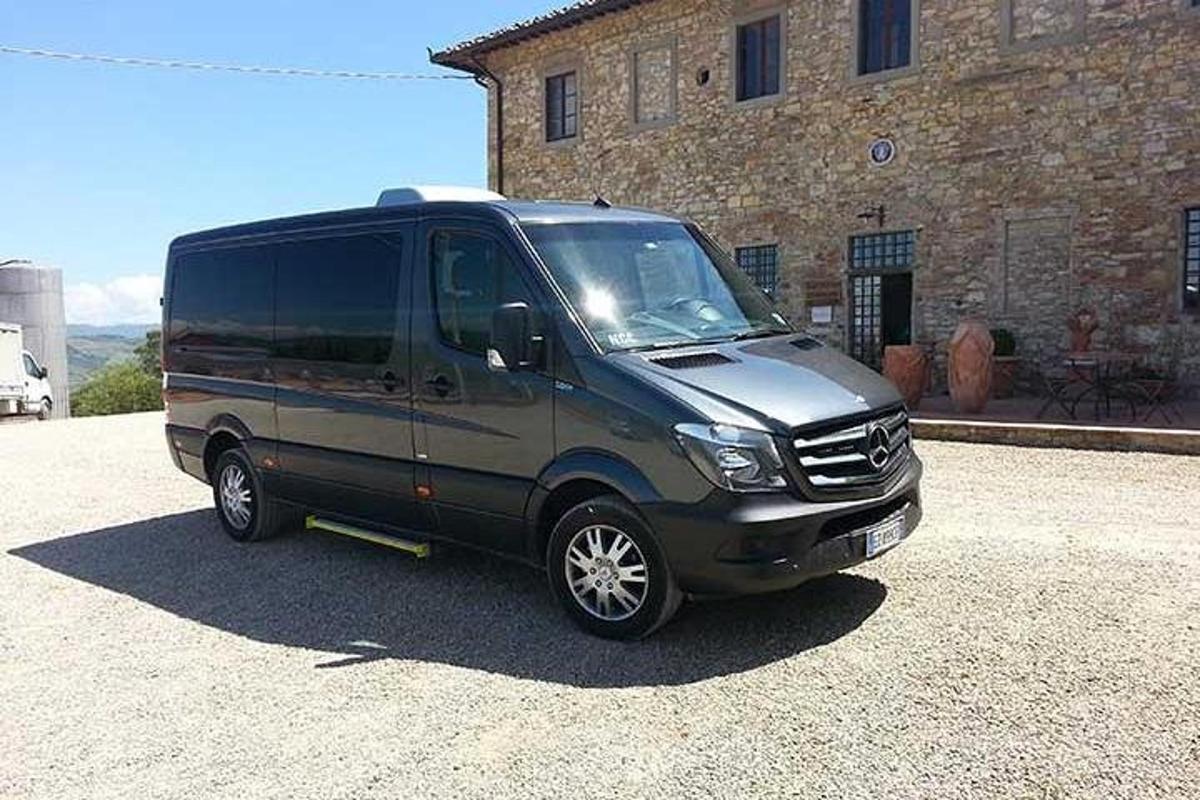 Una camioneta negra estacionada frente a un edificio