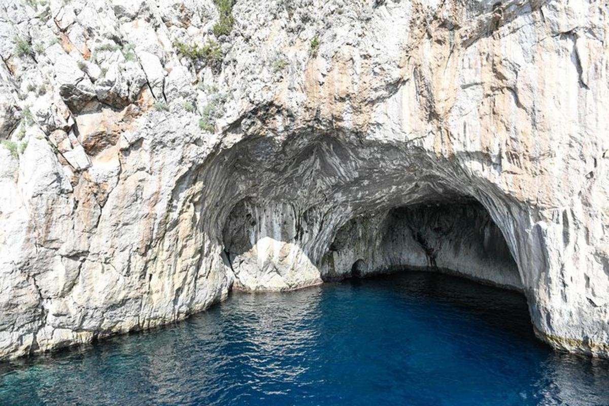 una grotta nel fianco di una scogliera rocciosa