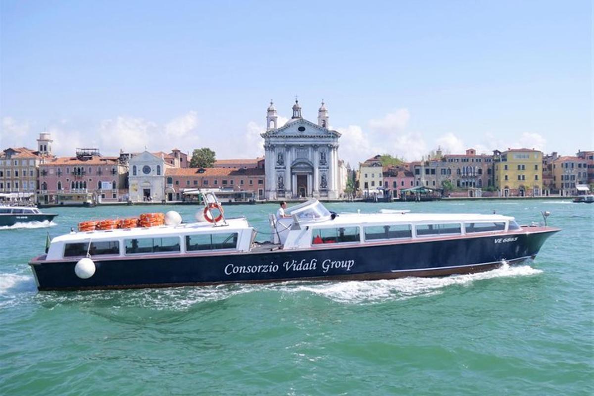 um barco na água em frente a uma cidade