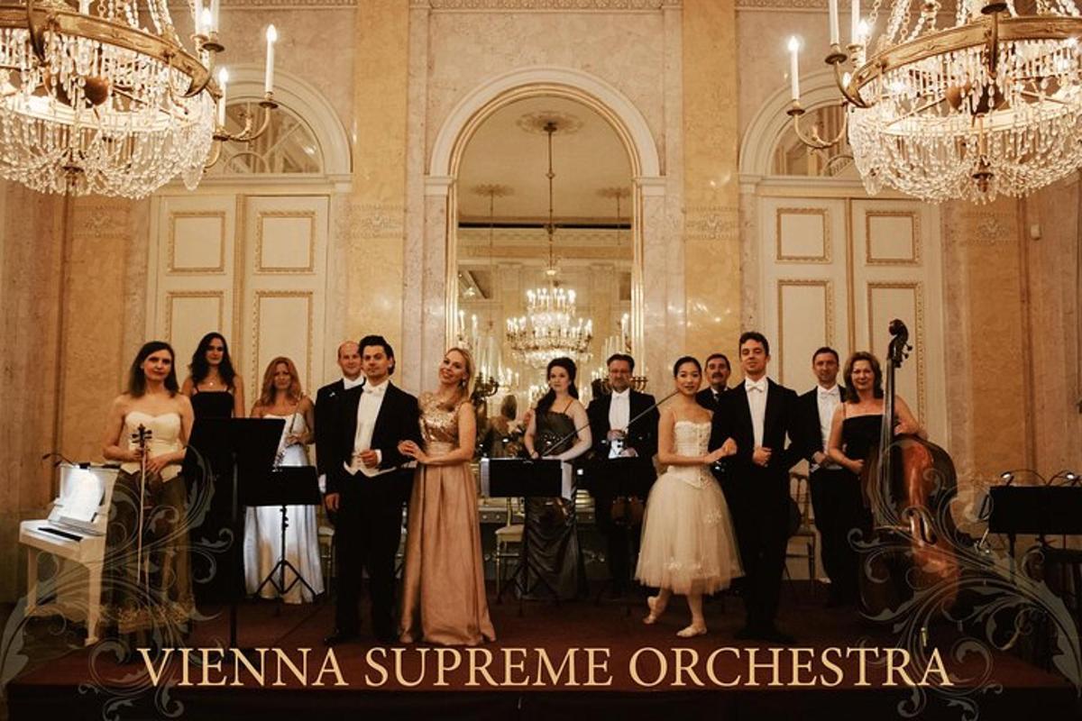 Un grupo de personas posando para una foto en una habitación.