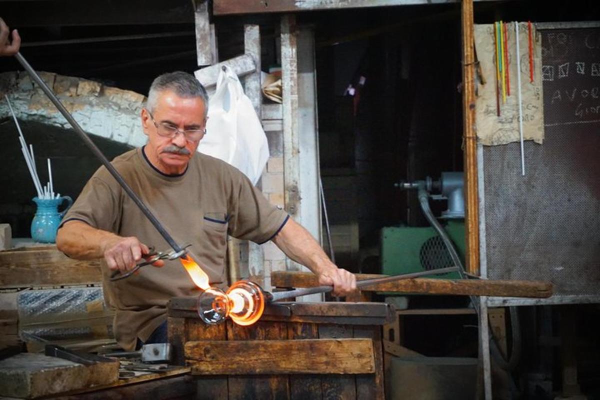 um homem trabalhando em um pedaço de metal
