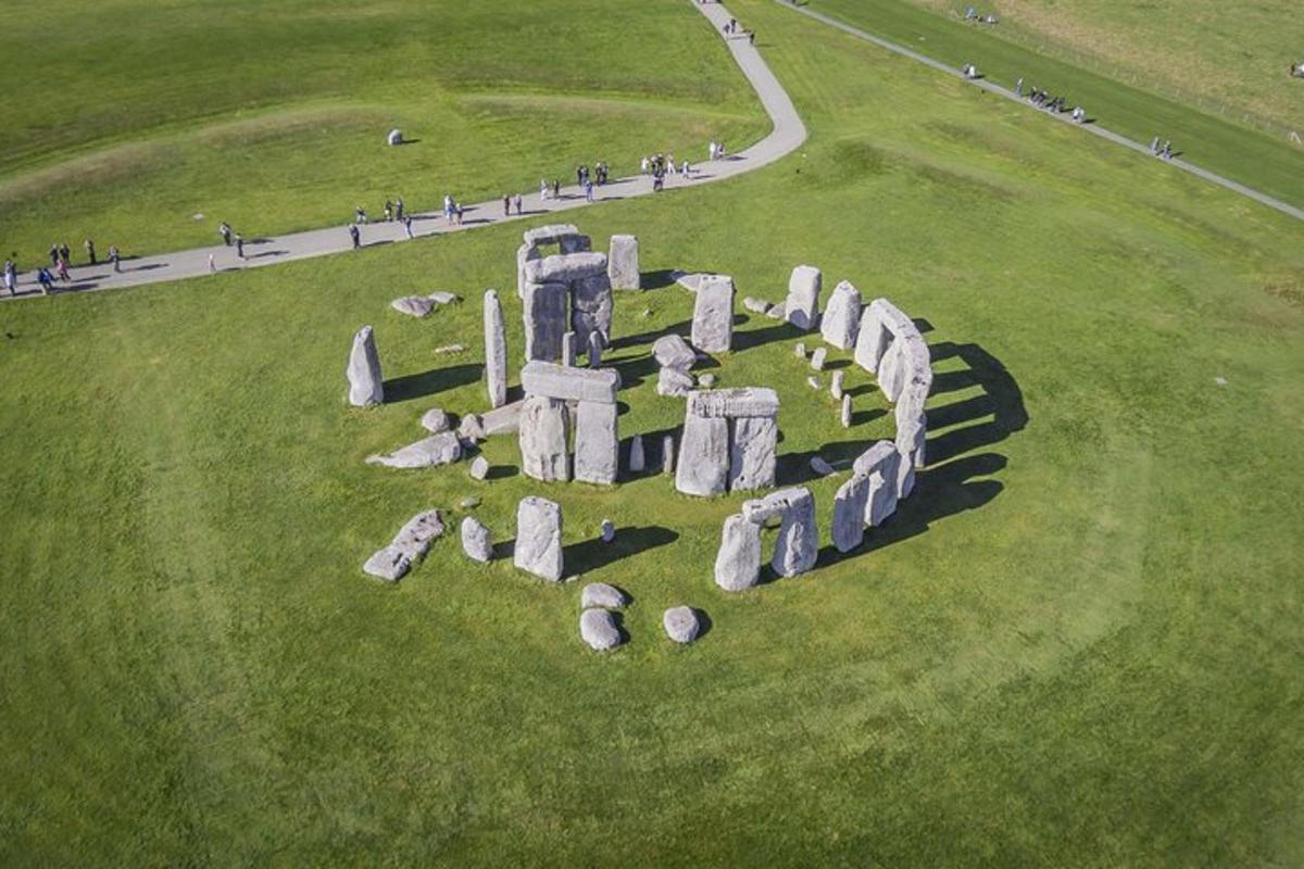 una vista aerea di un monumento in pietra in un campo