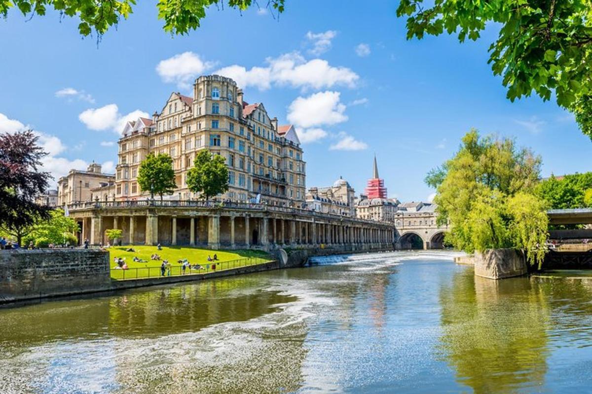 una vista di un fiume con un edificio e un ponte