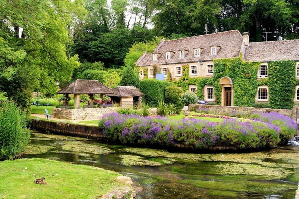 una casa con giardino vicino a un fiume