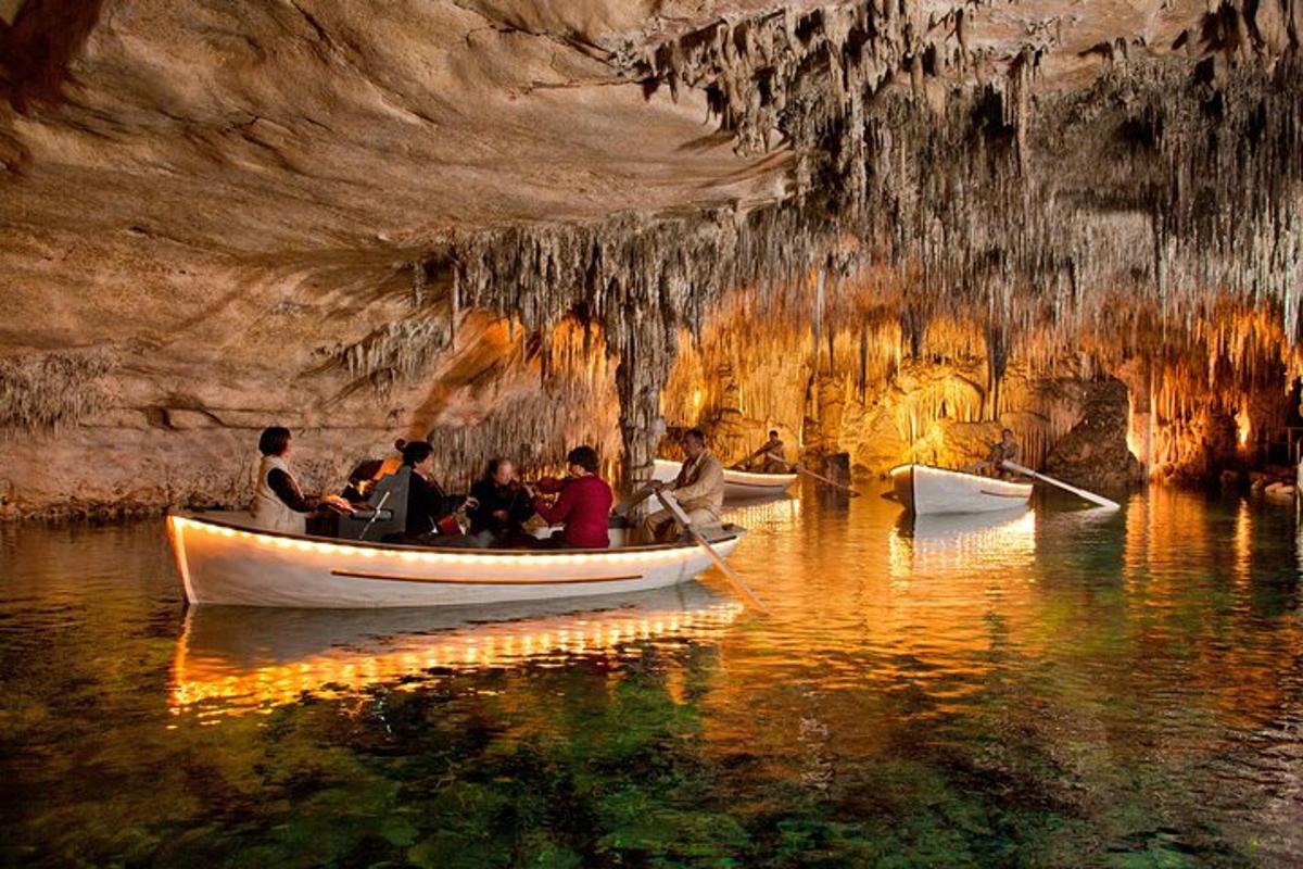 Un grupo de personas en barcos en una cueva.