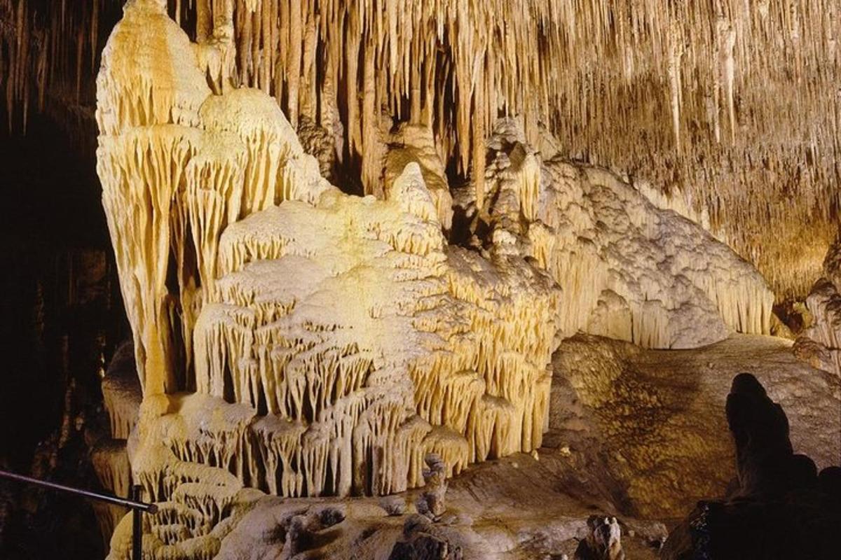 una cueva con formaciones de hielo en las paredes