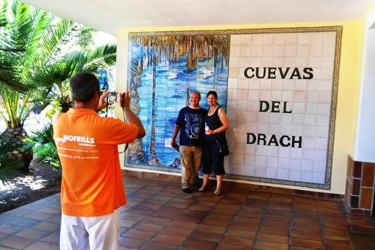 Un hombre tomando una foto de dos mujeres frente a una tienda.