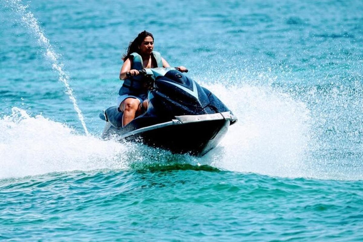 ein Mann und eine Frau auf einem Jetski im Wasser