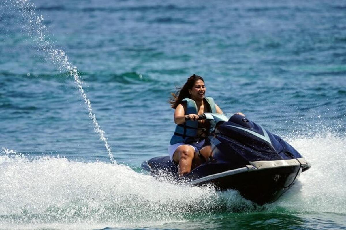 eine Frau, die auf einem Jetski im Wasser fährt