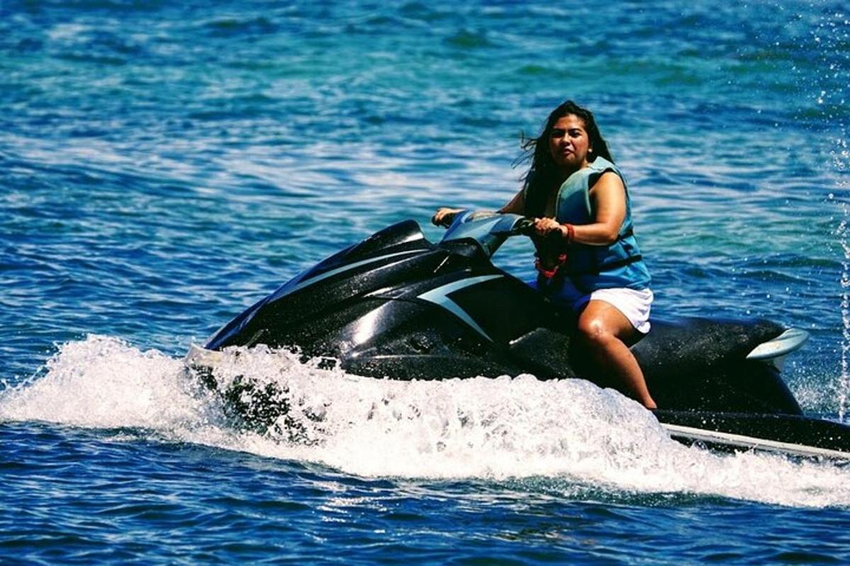 eine Frau, die auf einem Delphin im Wasser reitet