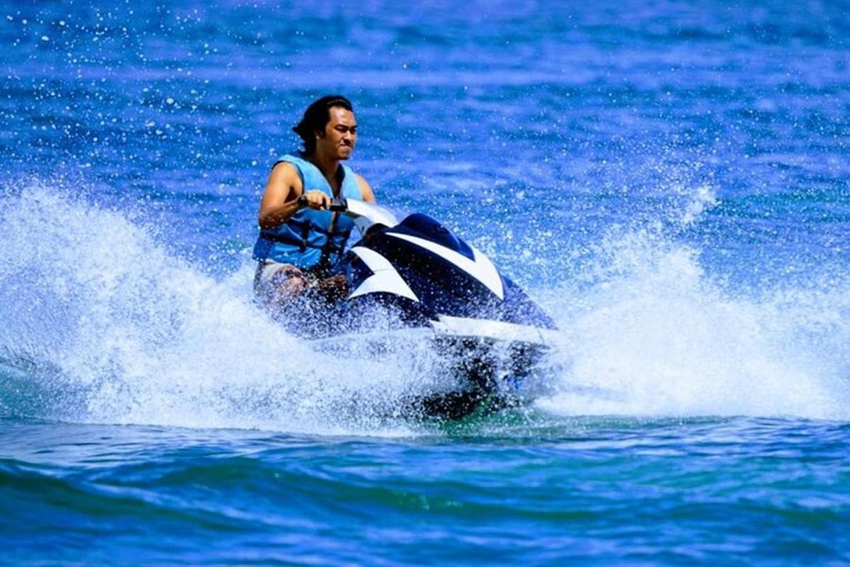 ein Mann auf einem Jetski im Wasser