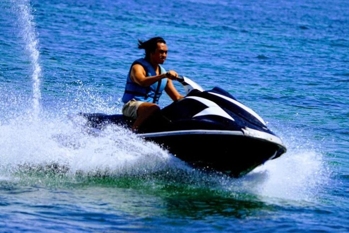 seorang pria mengendarai jet ski di dalam air