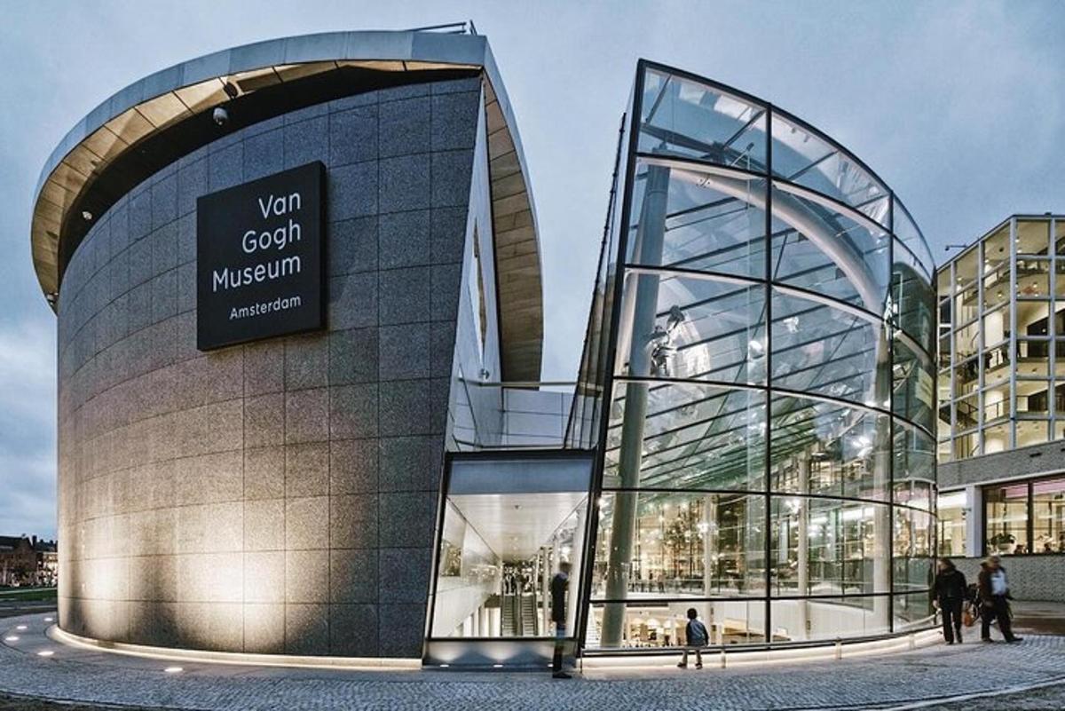 een glazen gebouw met een bord ervoor
