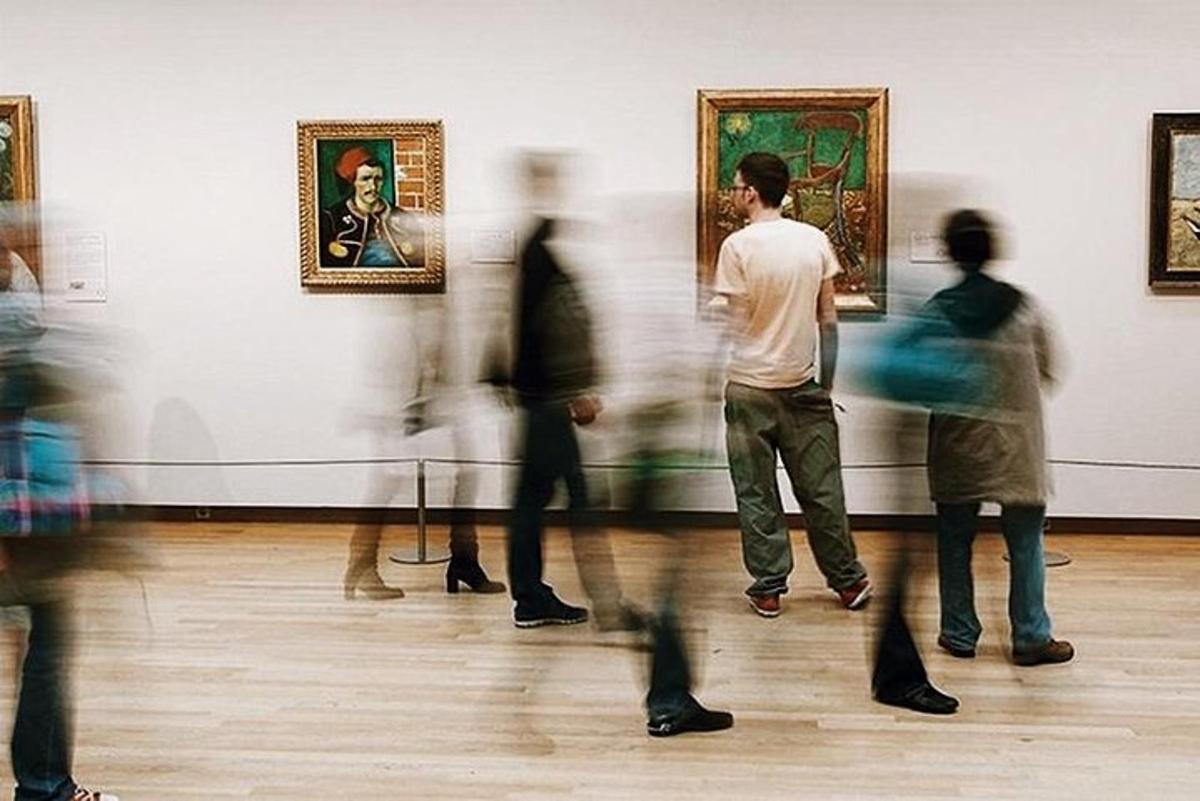 bir müzede sanat eserlerine bakan bir grup insan