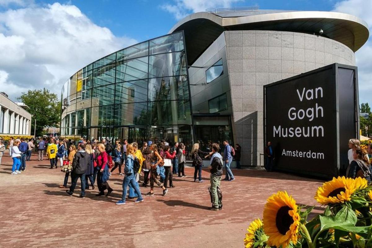 een groep mensen die buiten een gebouw staat