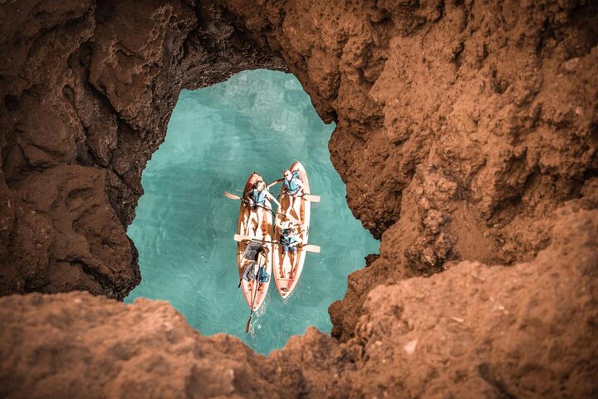 dois barcos na água através de um buraco em um penhasco