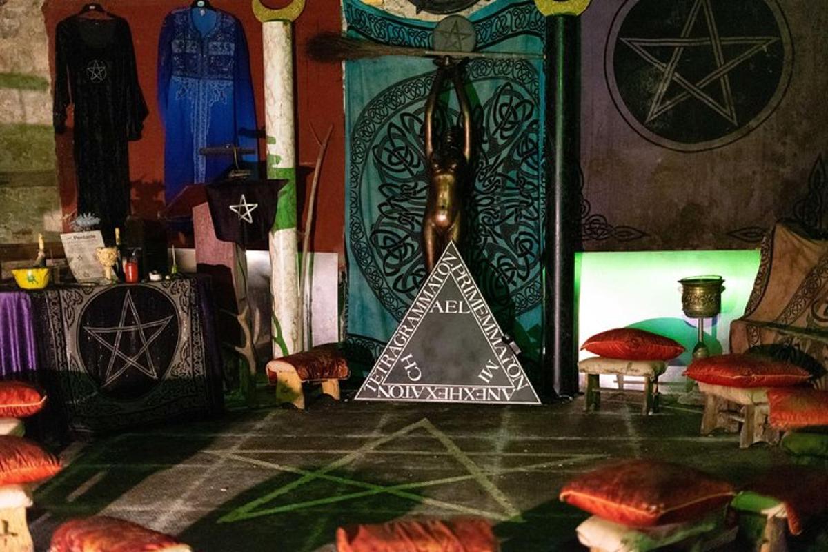 tuba altariga, millel on püramiid ja padjad