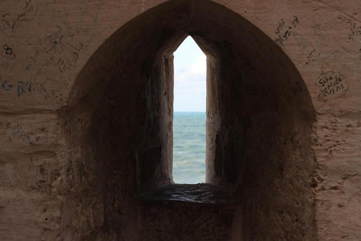 oblouk v budově s výhledem na oceán