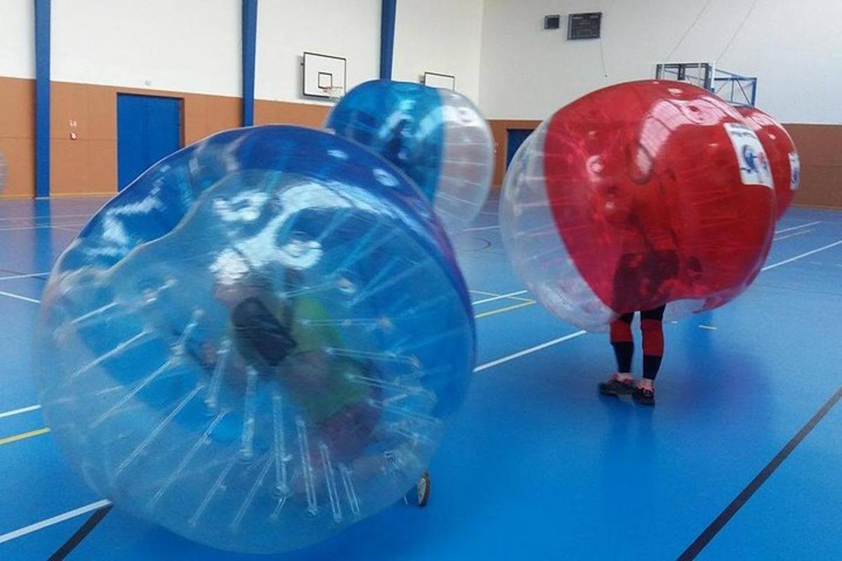 inimene seisab väljakul täispuhutavate pallide ees