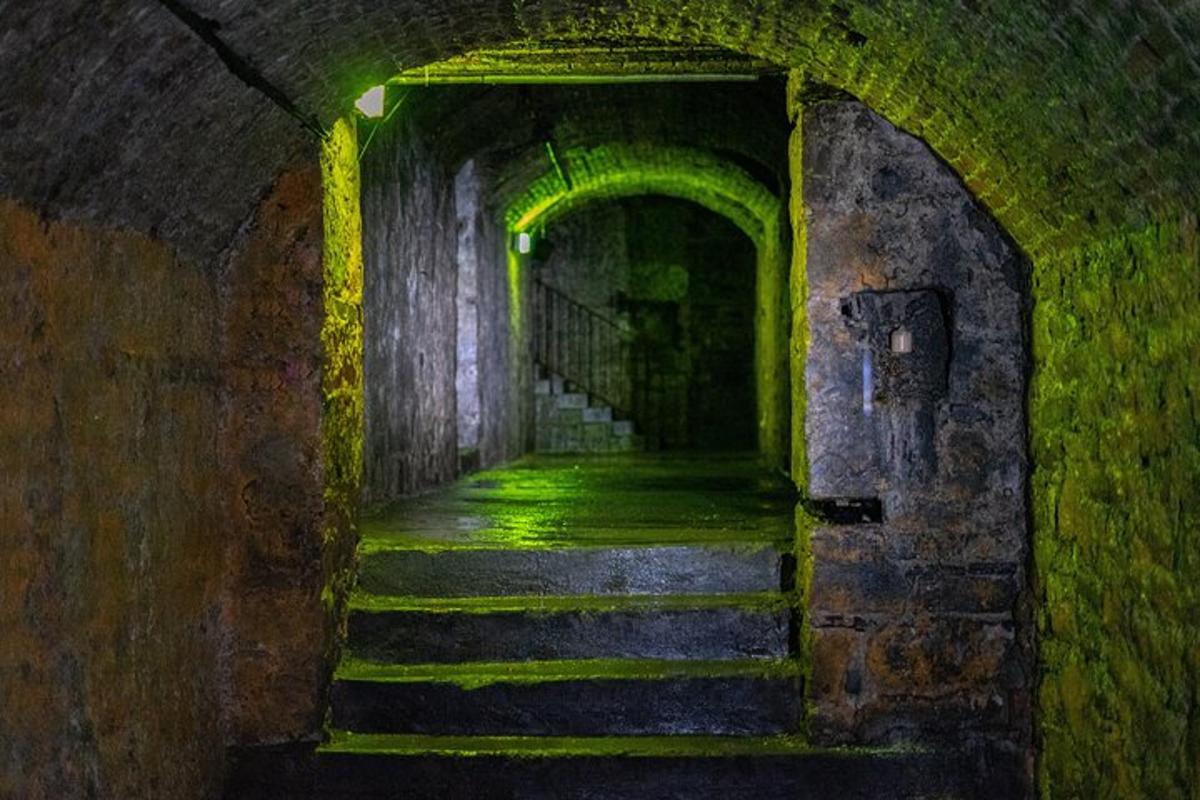 tunel se schody ve staré budově