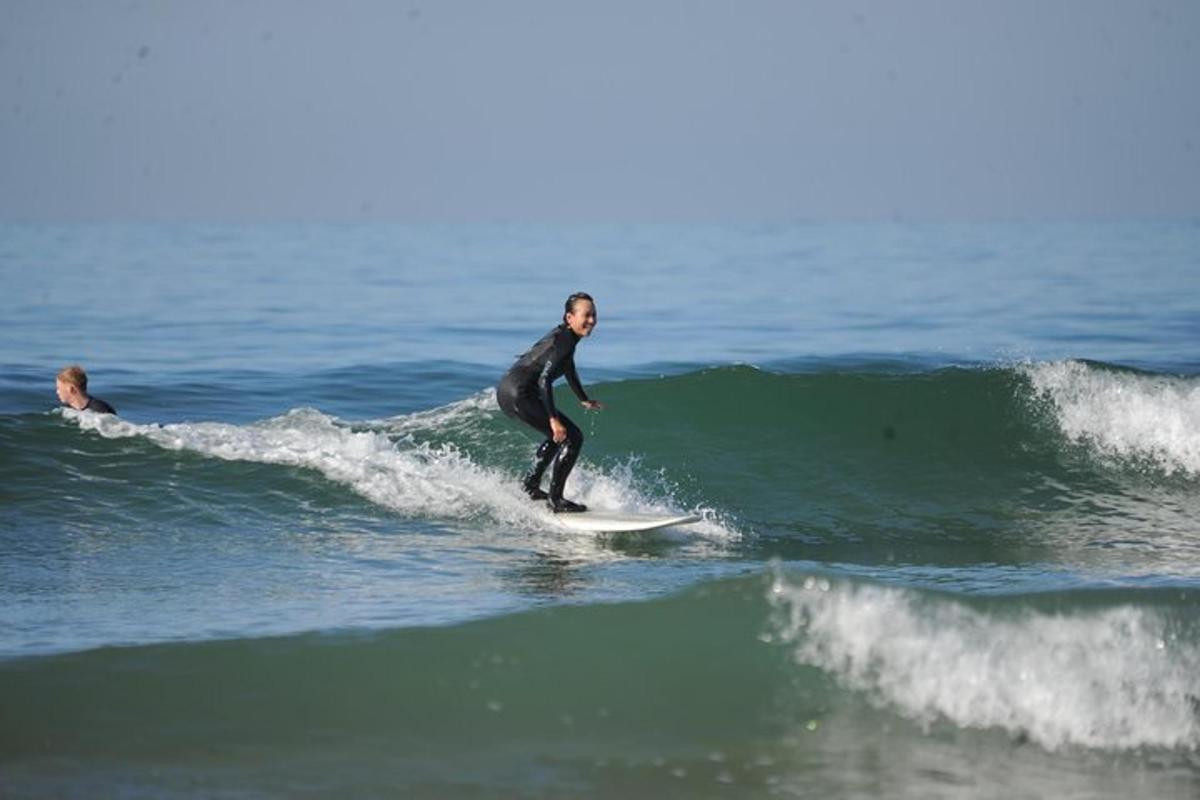 muž jedoucí na vlně na surfovém prkně v oceánu