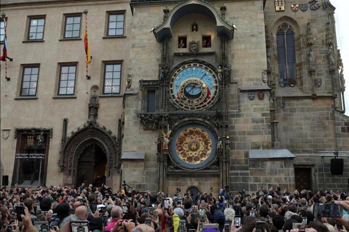 una multitud de personas de pie frente a un edificio