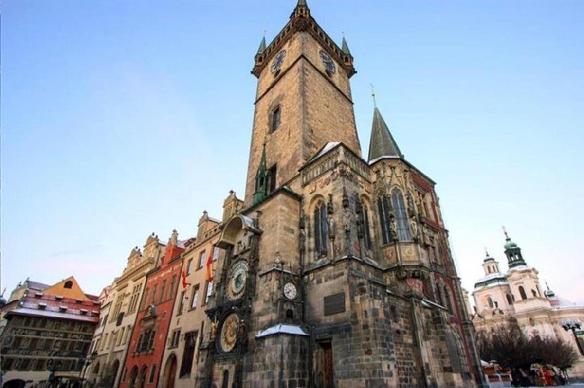 Un edificio antiguo con una torre con relojes.