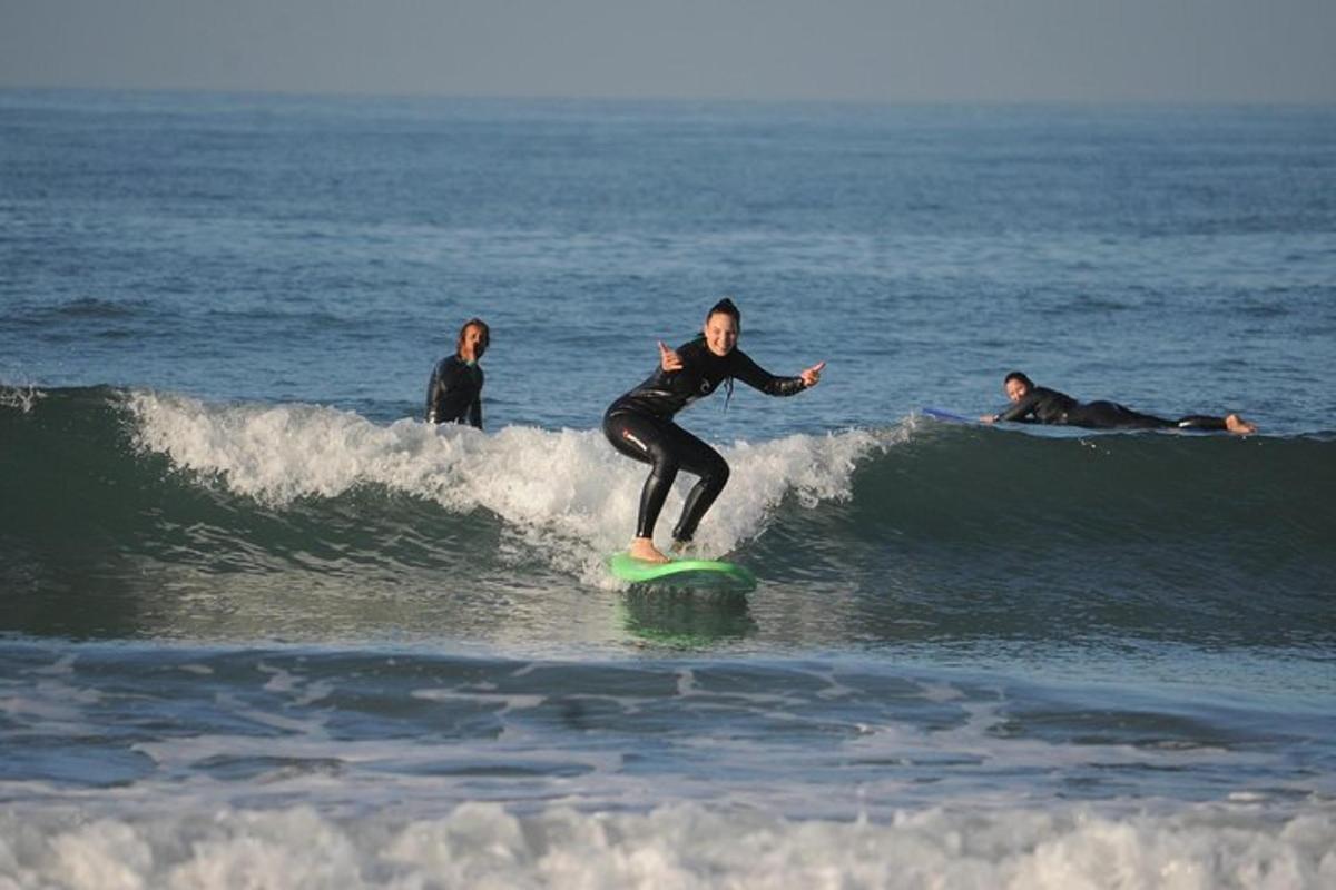 en kvinde, der rider på en bølge på et surfbræt i havet