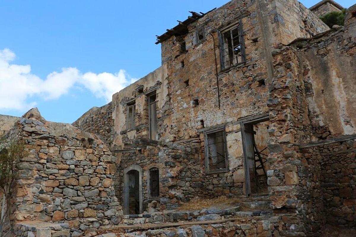 Un antiguo edificio de piedra con ventanas a los lados.